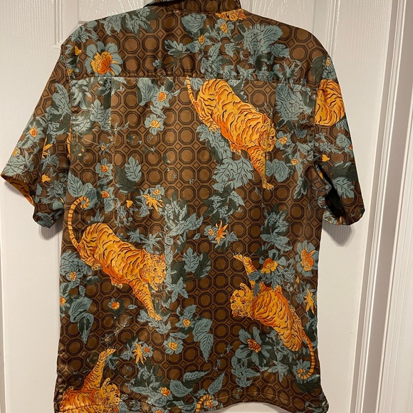 4/$20❤️Urban Outfitters Leafy Tiger Satin Short Sleeve Button-down Shirt - Picture 6 of 9